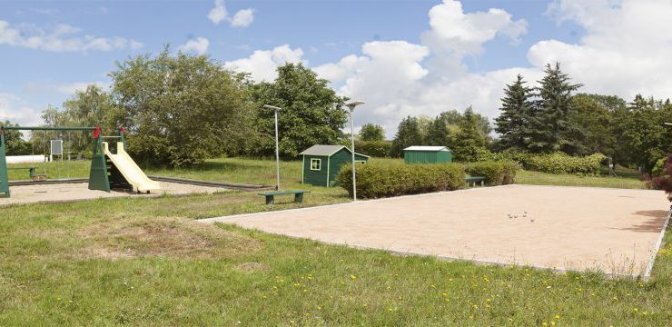 terrain de pétanque et aire de jeux