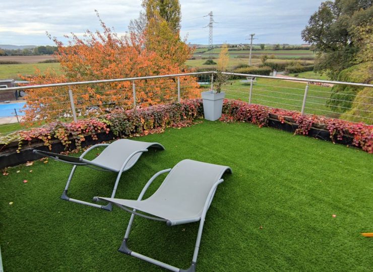 Terrasse avec vue sur la piscine