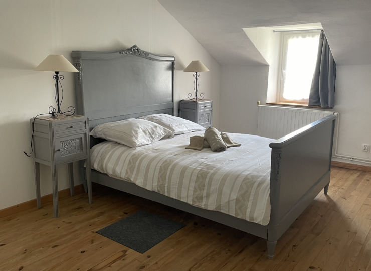 Chambre double avec mobilier bois gris et ambiance sobre
