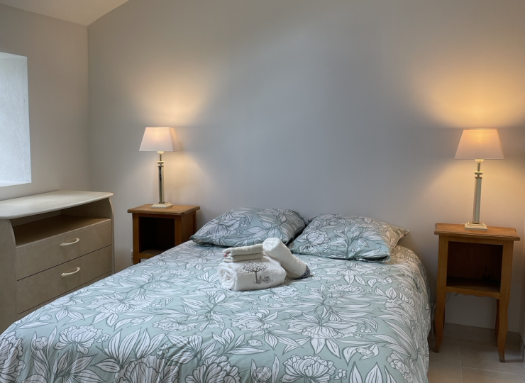Chambre double avec mobilier cosy et ambiance sobre