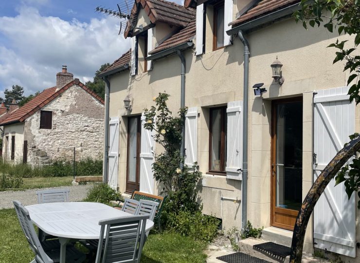 Façade de la maison avec salon de jardin et entrée principale