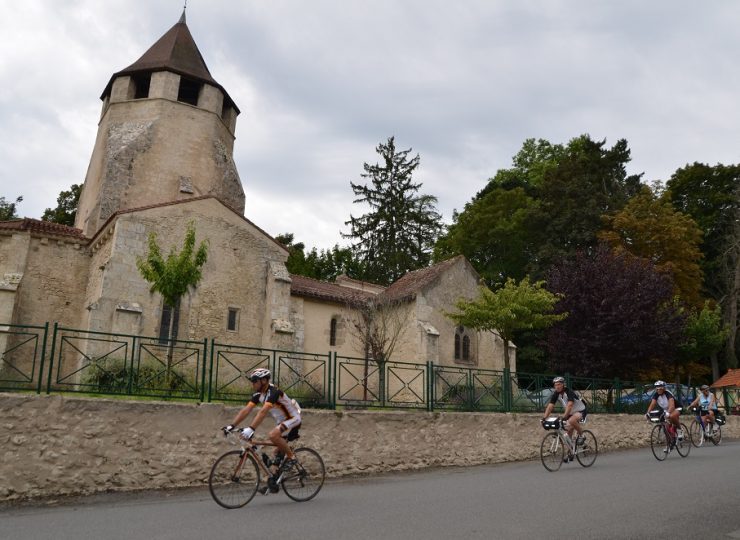 Cyclo devant l’église de Louchy-Montfand