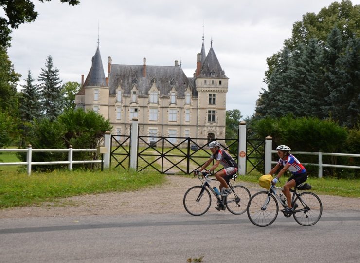 Cyclos devant le château du Lonzat à Marcenat